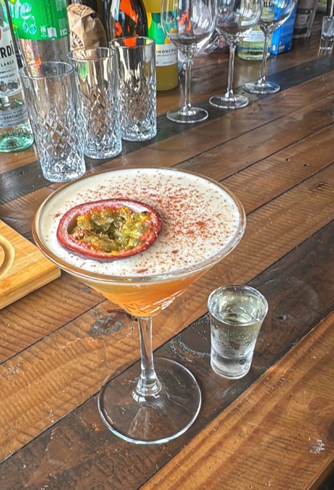 Porn Star Martini met passievrucht op een houten bar